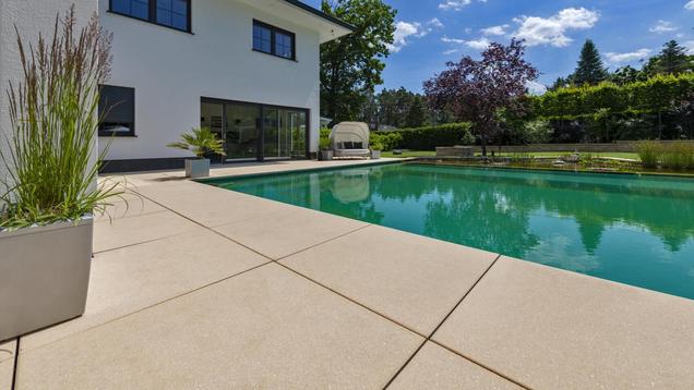 Espace piscine avec dalles de terrasse Vios beiges