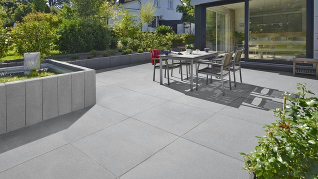 Terrasse avec table de jardin et chaises