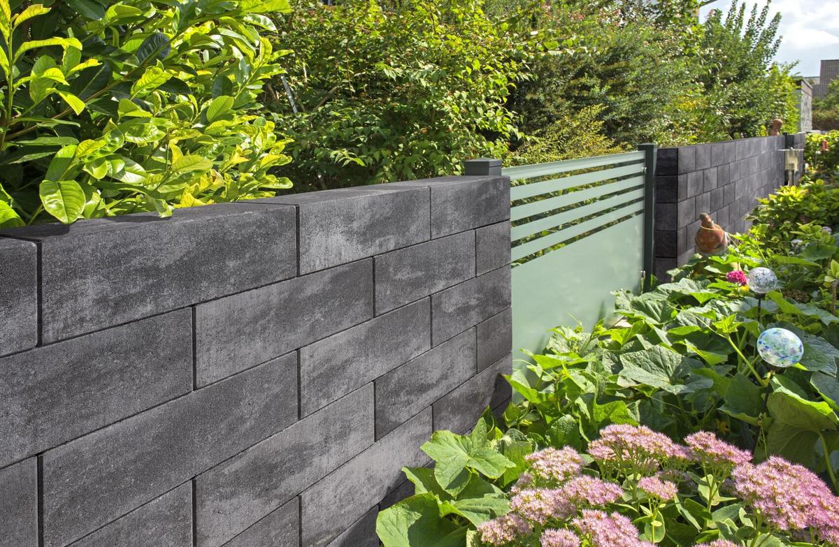 Gartenmauer aus Beton mit Hecke