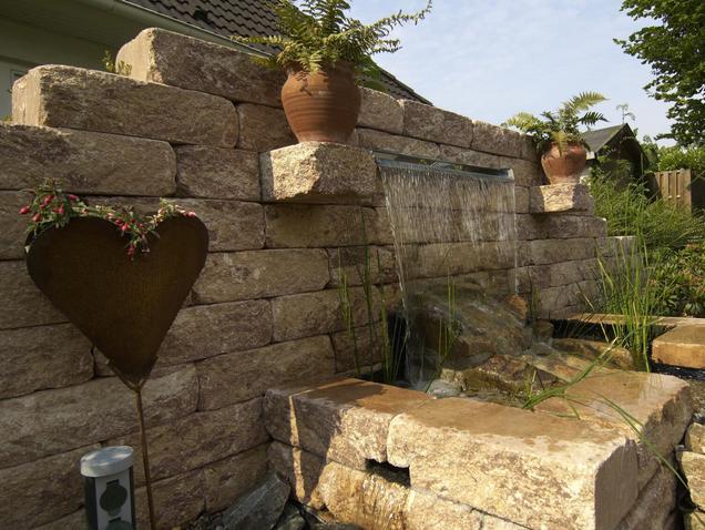 Gartenmauer mit Wasserfall
