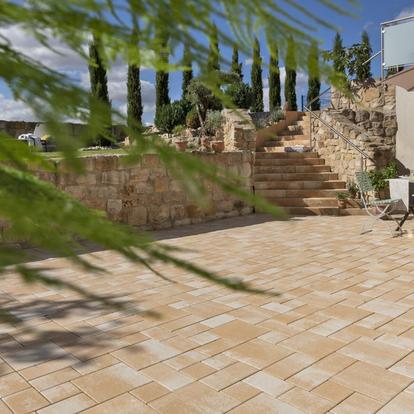 Terrasse im mediterranen Look mit Gartentreppe