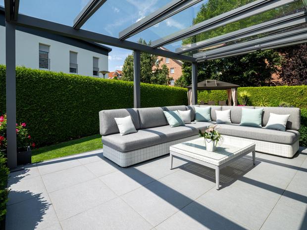 Moderne Terrasse mit Pergola aus Glas