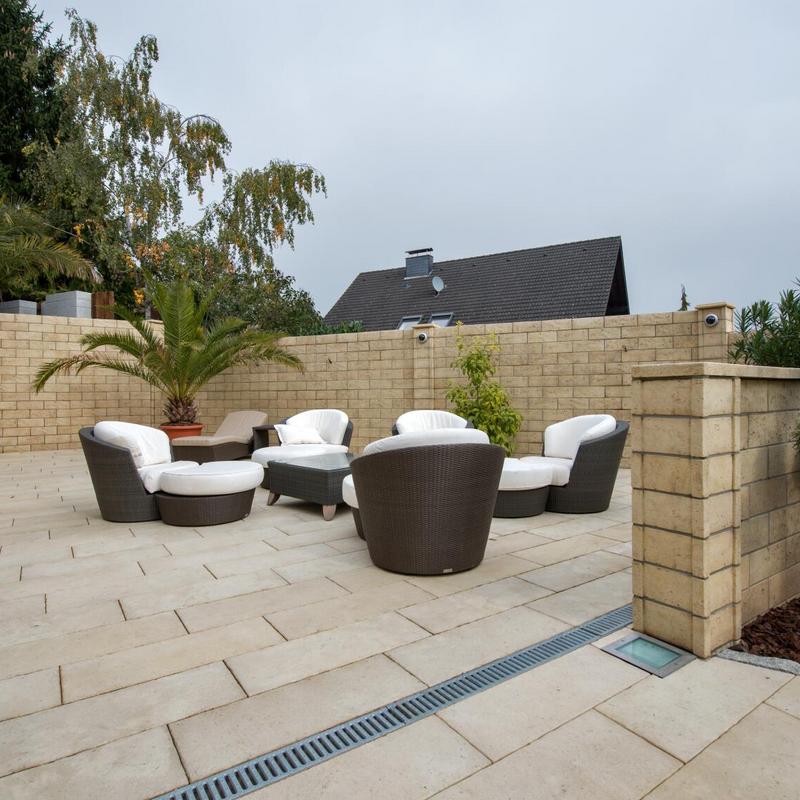 Lounge auf Terrasse mit Gartenmauer